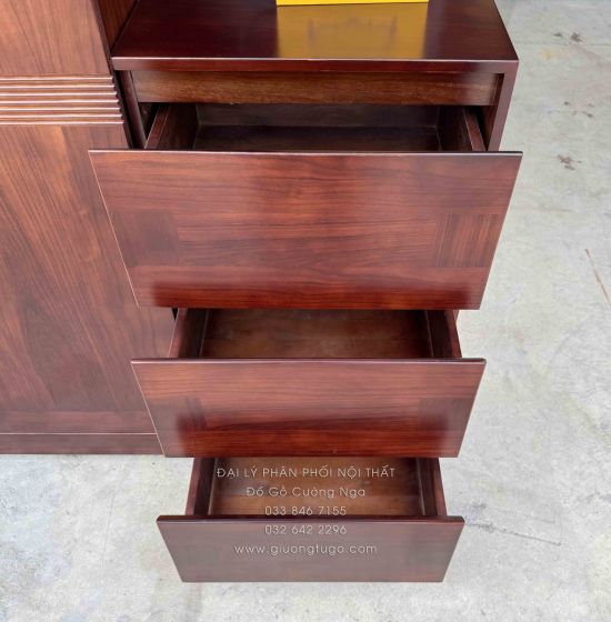 Tủ Quần Áo Gỗ Hương Xám 3 Cánh 2m3 Màu Óc Chó Kèm Kệ Trang Trí