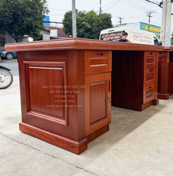 Bàn Làm Việc Giám Đốc Gỗ Xoan Đào 1m67 - Mặt Vuông Chạm
