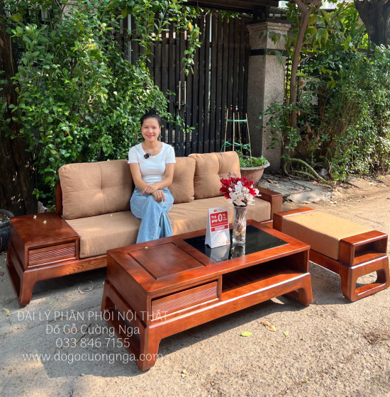 Ghế Sofa Gỗ Sồi Lau Màu Óc Chó Chân Choãi Dành Cho Phòng Khách Nhỏ Gọn 