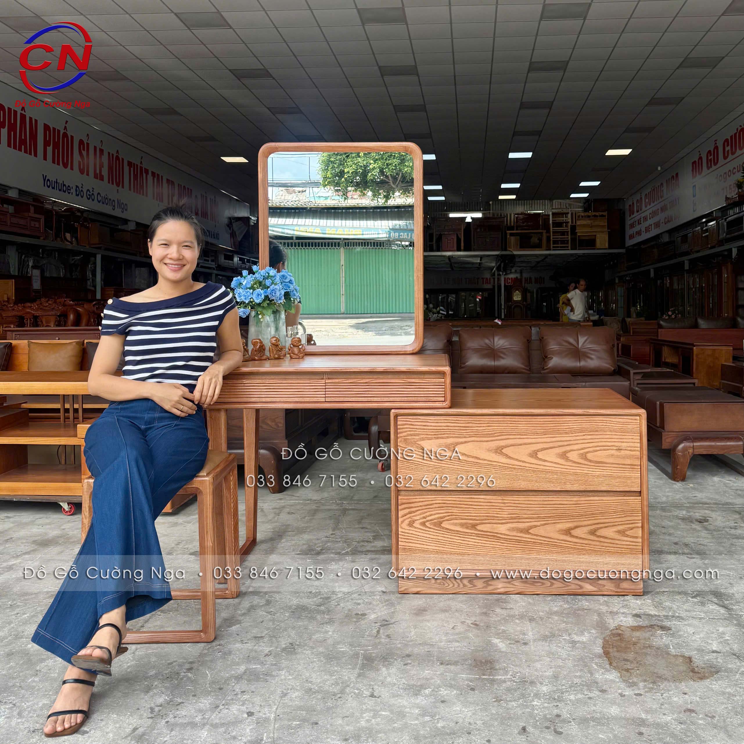 ban trang điểm gỗ sôi thông minh 