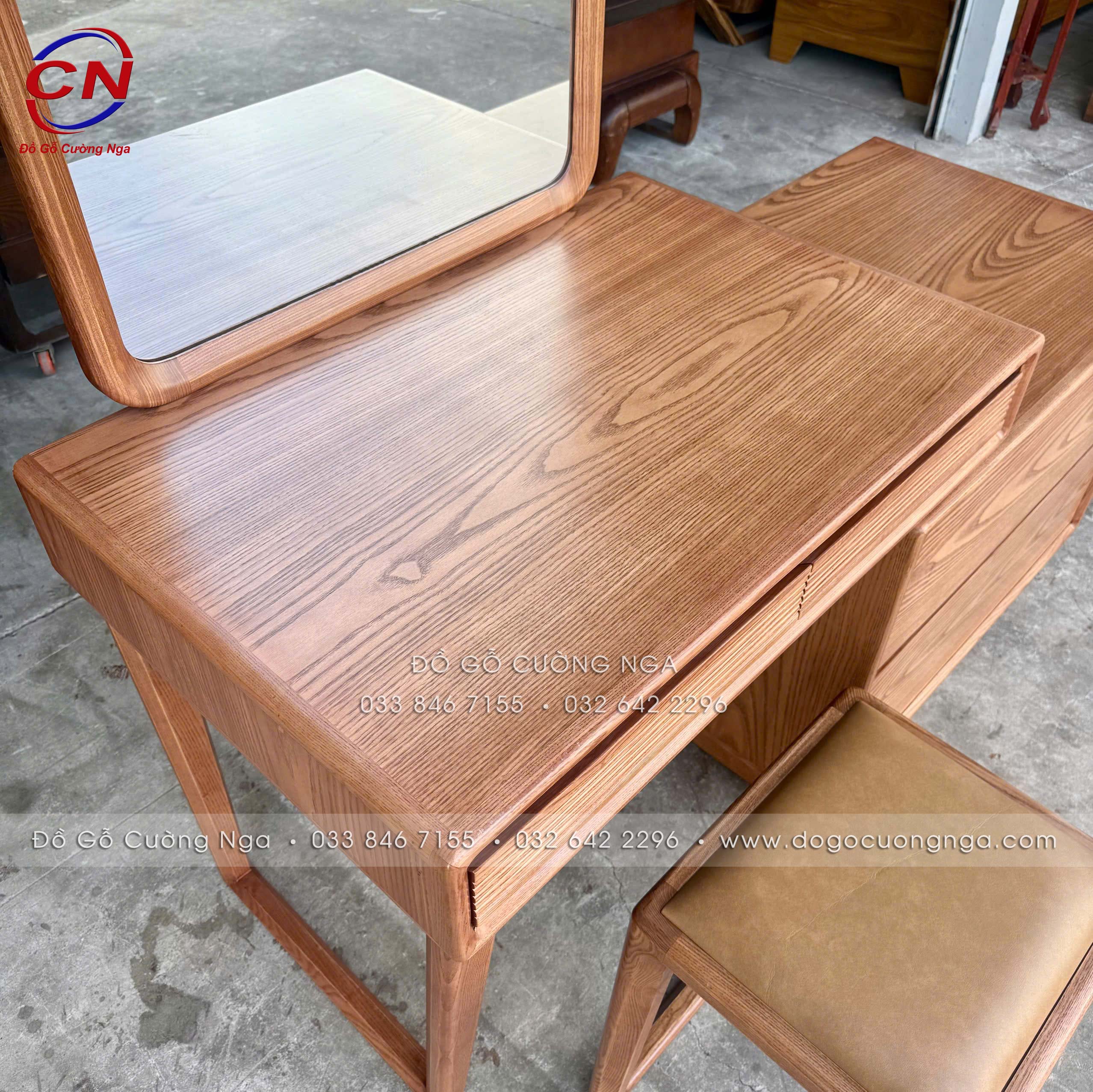 ban trang điểm gỗ sôi thông minh 