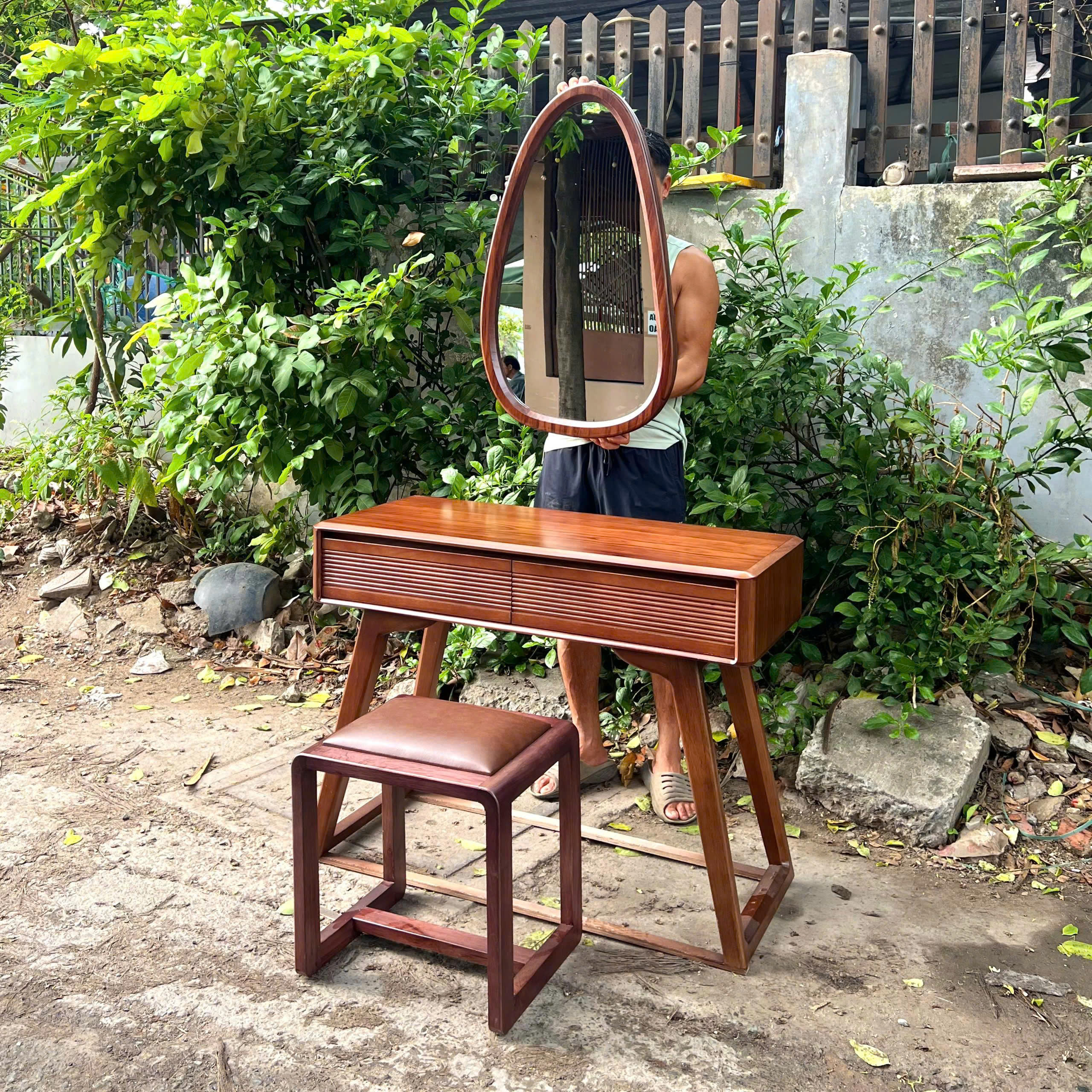 bàn trang điểm gỗ hương xám màu óc chó hiện đại