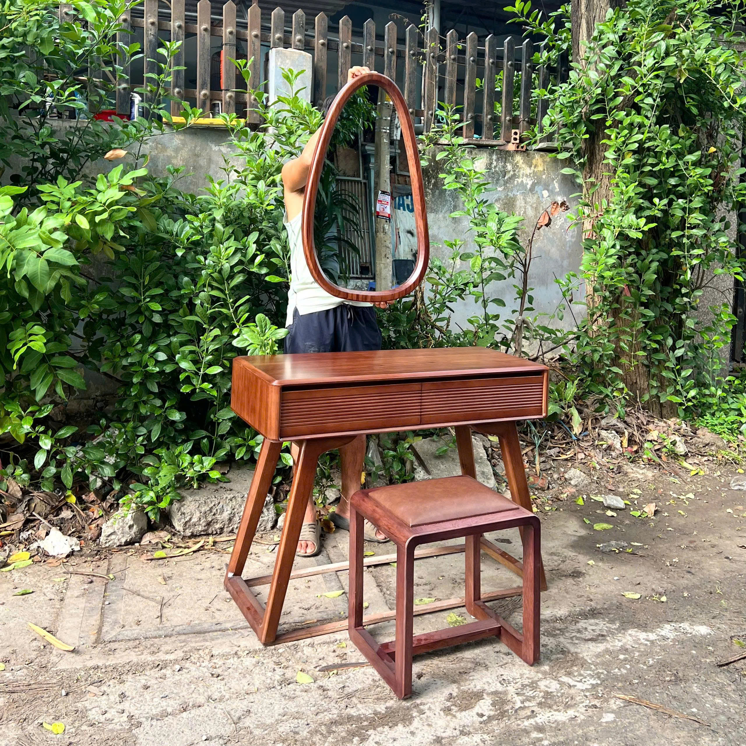 bàn trang điểm gỗ hương xám màu óc chó hiện đại