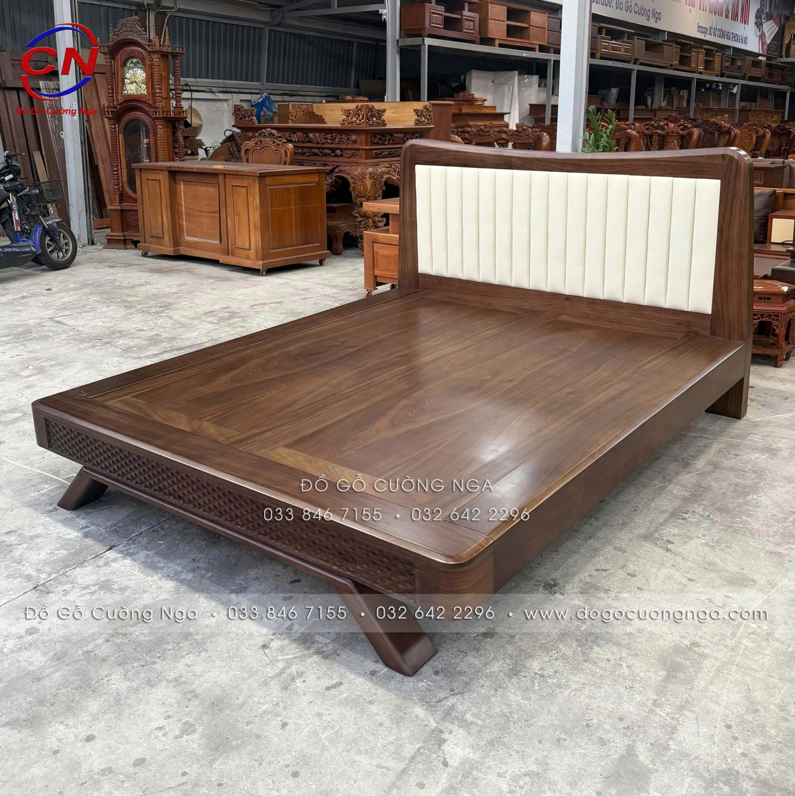 giường gỗ óc chó bọc nệm 