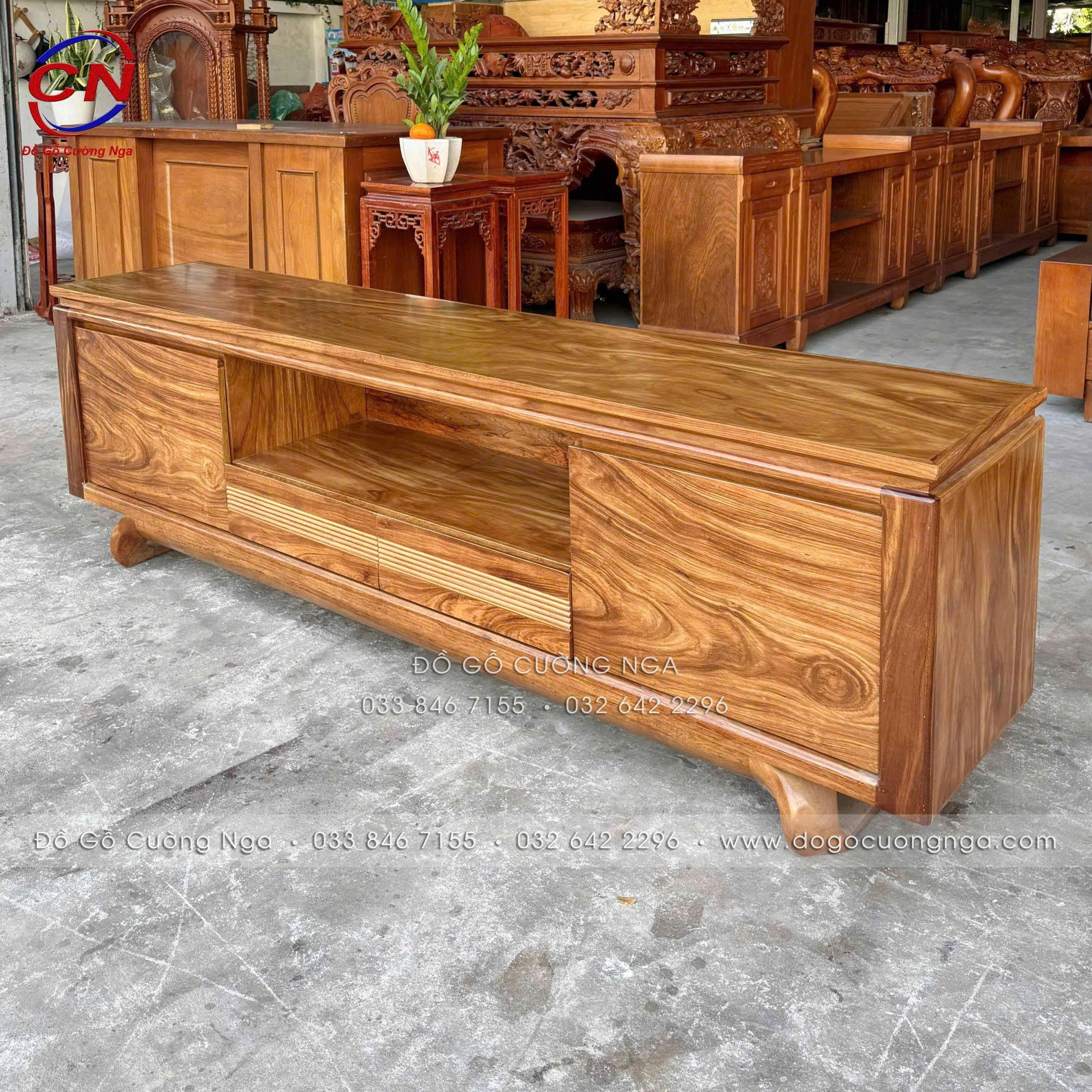 kệ tivi gỗ hương xám chân choãi 